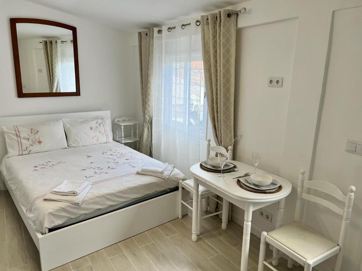 פונשל Modern Minimalist Studio With Essential Comfort מראה חיצוני תמונה