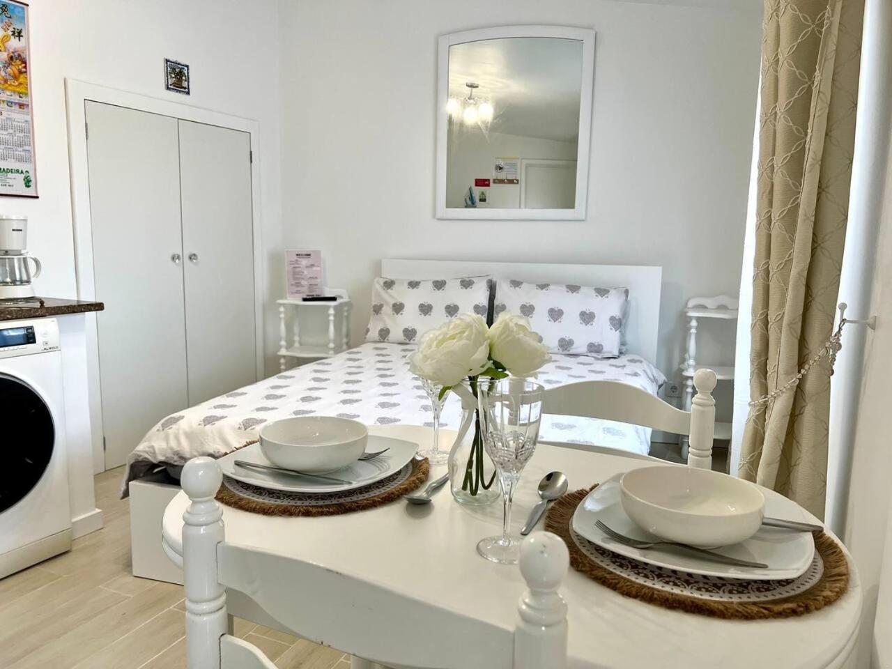 פונשל Modern Minimalist Studio With Essential Comfort מראה חיצוני תמונה