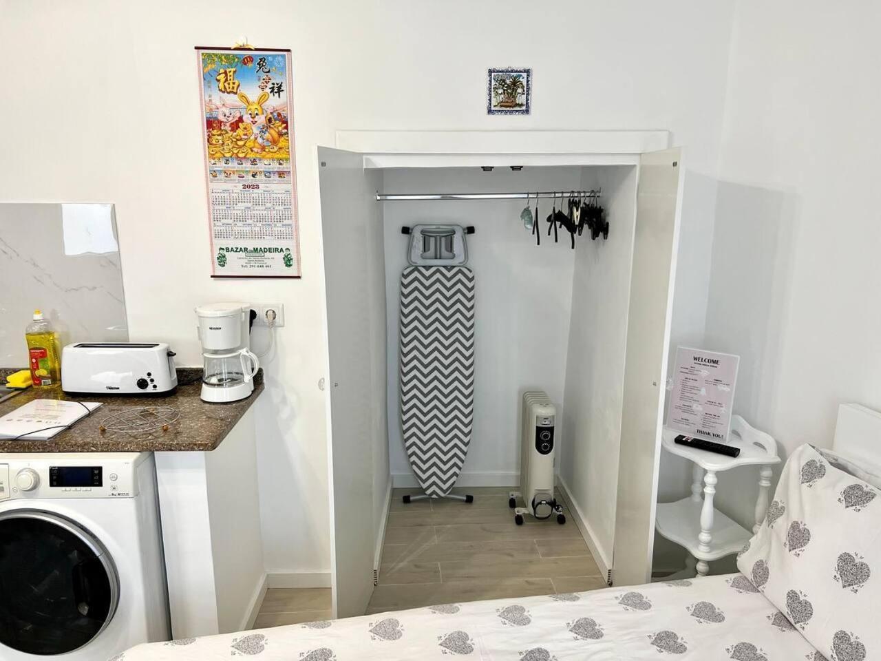 פונשל Modern Minimalist Studio With Essential Comfort מראה חיצוני תמונה