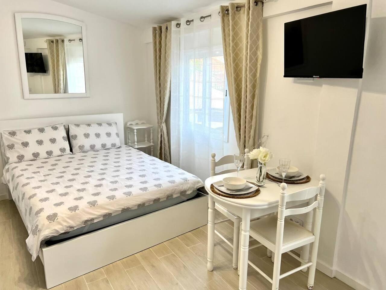 פונשל Modern Minimalist Studio With Essential Comfort מראה חיצוני תמונה