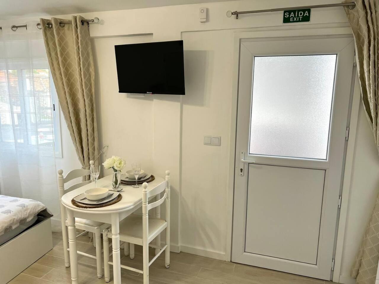 פונשל Modern Minimalist Studio With Essential Comfort מראה חיצוני תמונה